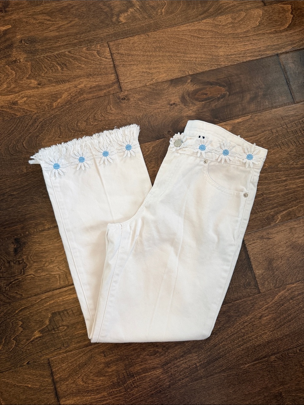 Tommy jeans EUC Daisy Embellished Cropped Jeans - Picture 4 of 6